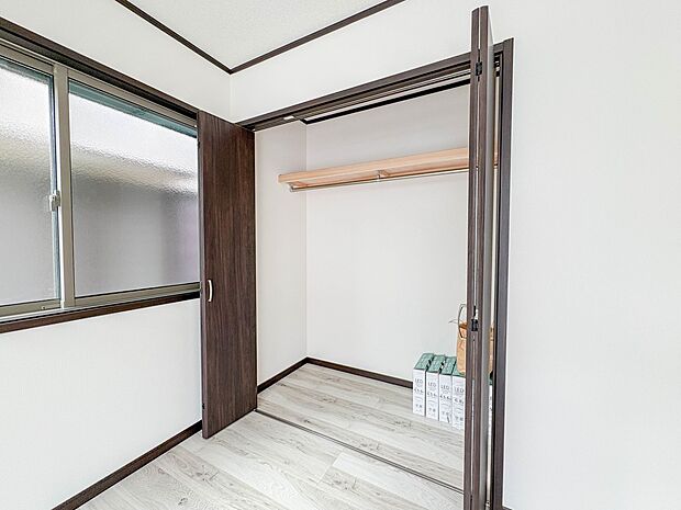 【収納】壁面クローゼットのメリットは、衣類が横一列に並ぶためひと目で洋服が選びやすいこと。衣類をたくさんお持ちの方も、限られたスペース内に無理なく収納することができます。