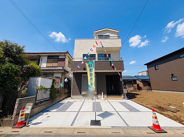 【外観】堂々たる趣ながら、主張し過ぎずどこか余裕を感じさせるシャープなフォルムで佇む邸宅は、晴天の空と照らし合わせる事で、本来あるべき完成形の姿を見せてくれます。