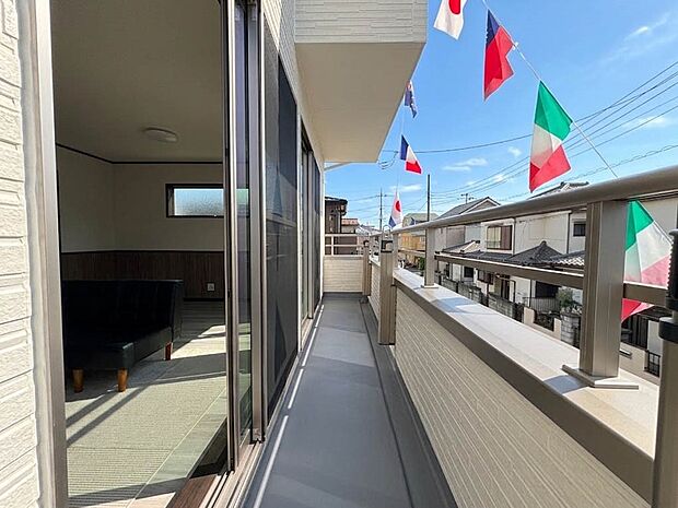 【バルコニー】 バルコニーから差し込む陽光・通風は、住環境・快適性と共に有り続ける貴重な「財産」です。