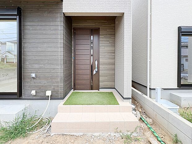 玄関はおうちの顔と言われます。玄関アプローチは、外観デザインの印象を左右します。ご家族の個性を出しながら、素敵な玄関でお客様をお迎えしてください。