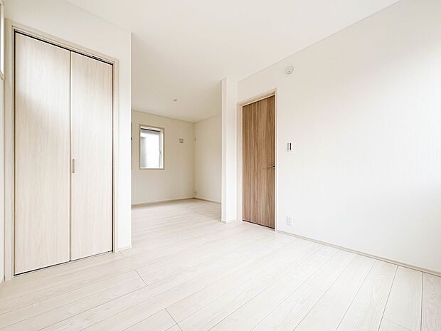 【寝室9帖】シンプルな内装はおしゃれのポイントです。シンプルは華美より飽きがこないからです。色や模様でおしゃれ感をだす。それがシンプルイズビューティーです。