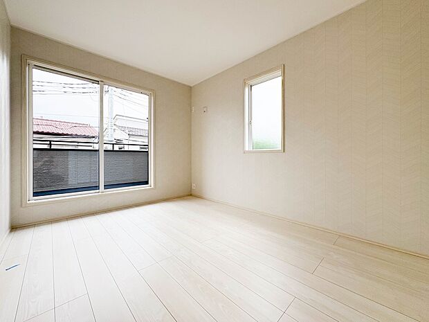 【子供部屋6帖】お子様のお部屋にぴったりなクロークを備えたフローリング仕様の洋室です。