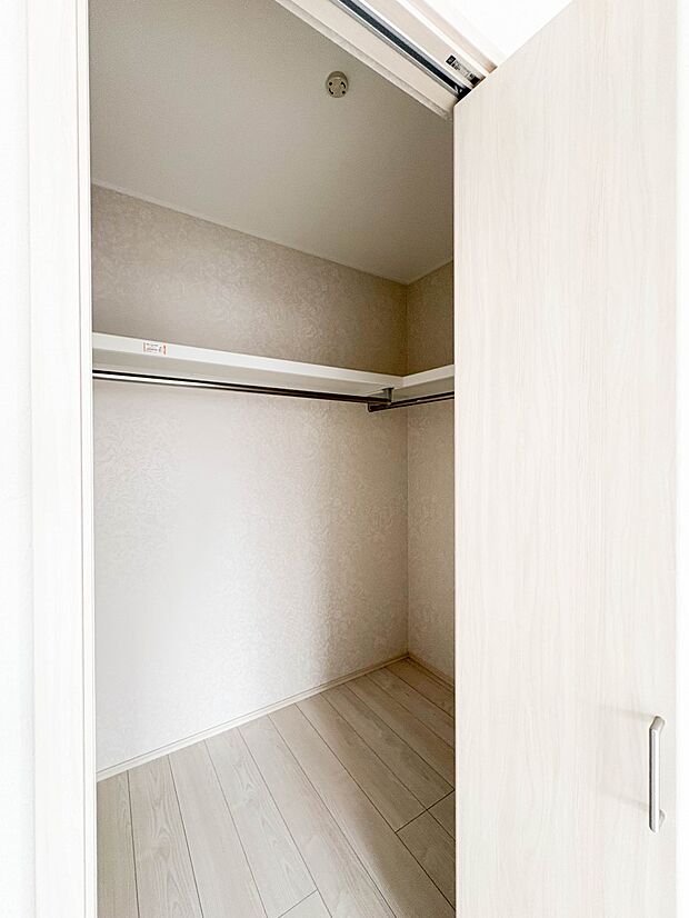 【WIC】WICのメリットの1つ目は、1箇所にまとめて収納が出来ること。2つ目は、衣替えが必要ないこと。3つ目は、扉が少なくなり室内がスッキリ見えること。