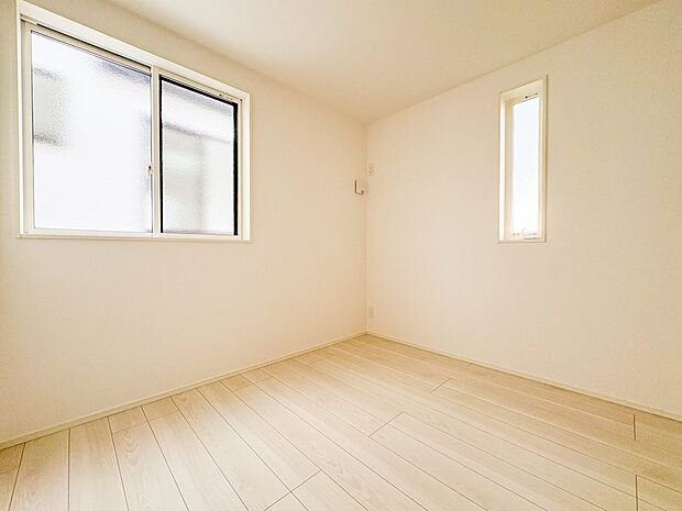 【子供部屋4.98帖】お子様のお部屋にぴったりなクロークを備えた洋室です。