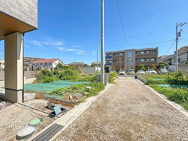 【前面道路】車の通行が少ないので、静かな住環境を維持することができます。