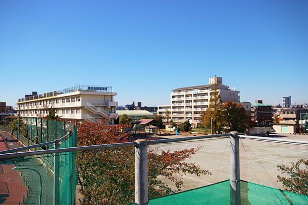 小学校 550m 浦和大里小学校(昭和52年に別所小学校より一部を分離して、開校しました。)