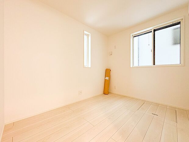 【1階納戸4.5帖3】各部屋に収納スペースがございます。