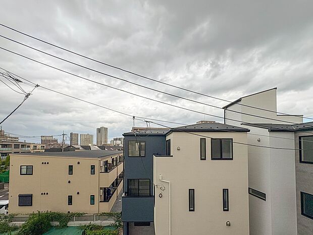 【眺望】朝の澄んだ空気や、夕方に吹く清々しい風を五感で感じられるバルコニー。