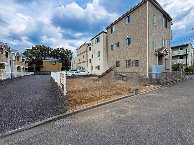 【現地土地写真】陽当りが良いと、洗濯物が乾きやすいですし、湿気やカビの心配も減るので快適です。寒い冬の日でも、日差しが届くと家の中が暖かくなりますね。