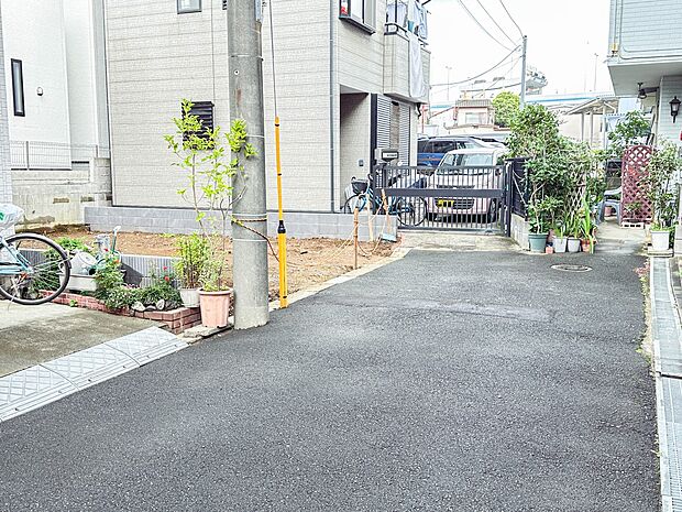 【前面道路-約4m私道-】開発道路につき、分譲地内の方だけの利用になりますので安全です。