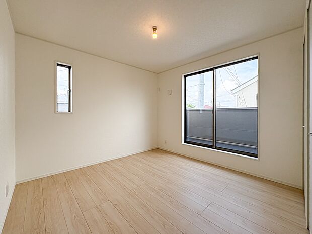 【寝室】シンプルな内装はおしゃれのポイントです。シンプルは華美より飽きがこないからです。色や模様でおしゃれ感をだす。それがシンプルイズビューティーです。
