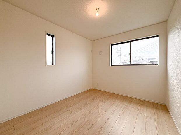 【洋室】お子様のお部屋にぴったりなクロークを備えたフローリング仕様の洋室です。