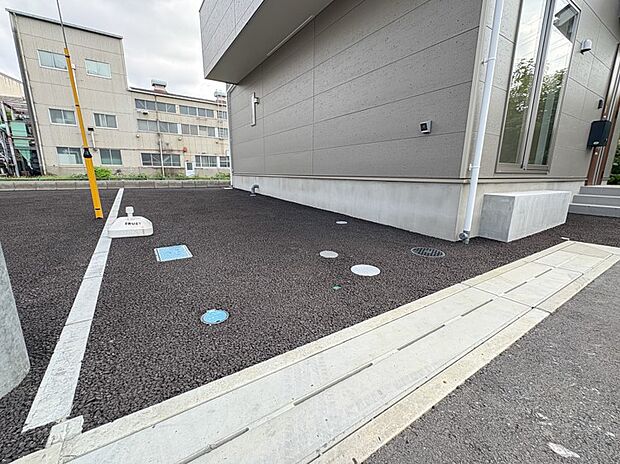 【駐車場】カースペース2台可。車が1台なら、来客用の駐車場や、駐輪スペースとしてご活用ください。
