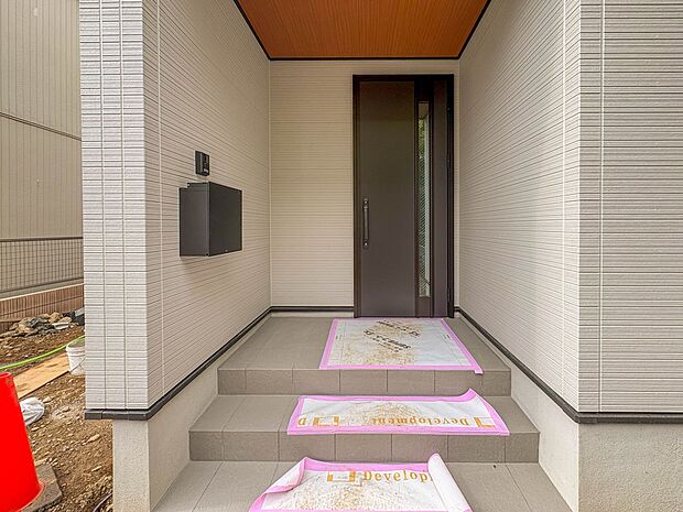 【玄関】玄関はおうちの顔と言われます。玄関アプローチは、外観デザインの印象を左右します。