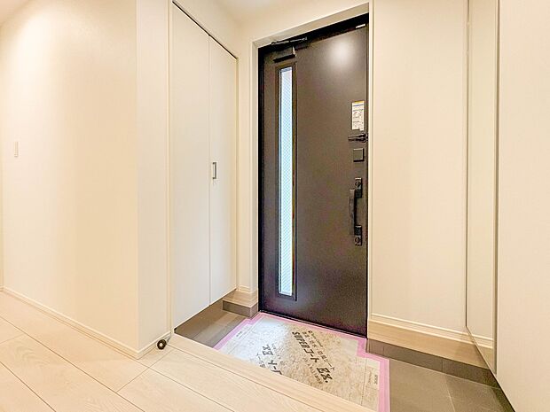 【玄関】大型のシューズボックスには靴やブーツ、サンダルはもちろん、ハンカチや手袋、バック類などのお出かけ用品、印鑑や朱肉なども収納可能です。