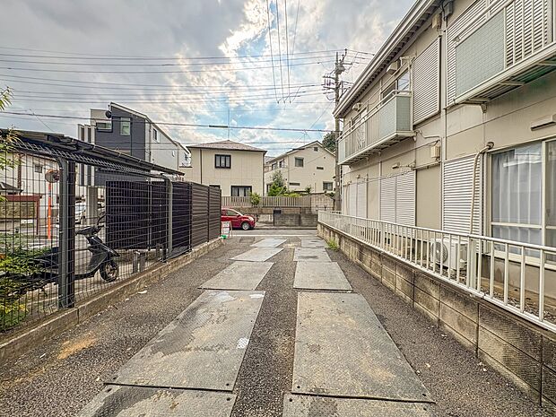 【前面道路4ｍ】車の通行が少ないので、静かな住環境を維持することができます。