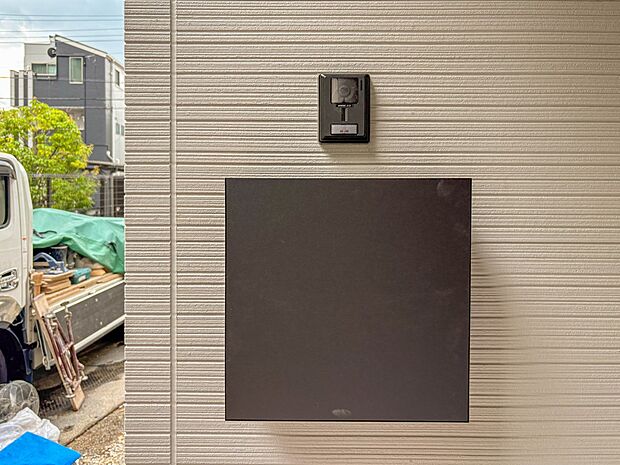 【郵便ポスト】シンプルかつシャープな郵便ポスト。