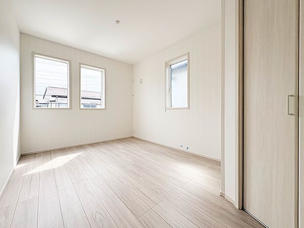【子供部屋6.1帖】お子様のお部屋にぴったりなクロークを備えたフローリング仕様の洋室です。