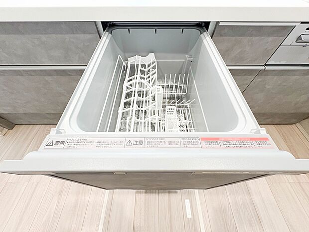 【ビルトイン食器洗浄乾燥機】食器洗いのわずらわしさから開放してくれる嬉しい設備。後片付けの手間を減らし奥様の時間を有効活用できます。お湯と洗剤を使う機会が少なくなるため、手荒れ防止にも。