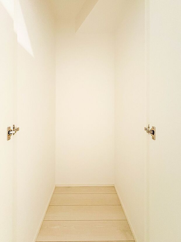 【廊下収納】各部屋を最大限に広く使って頂ける様、全居住スペースに収納付。プライベートルームはゆったりと快適に。