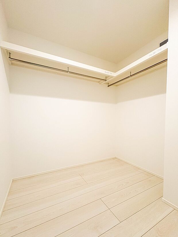 【WIC（ウォークインクローゼット）】  たくさんの洋服をかけてもシワになりにくいウォークインクローゼット。洋服以外にも、普段使わない家電やスーツケース、ストック品など何でも片付く嬉しい空間…