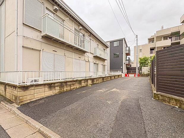 【前面道路4m】車の通行が少ないので、静かな住環境を維持することができます。