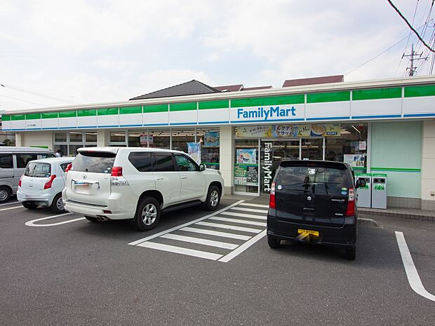 コンビニ 500m ファミリーマートさいたま白幡(サラダを中心にしたヘルシー食材が充実のコンビニです。)