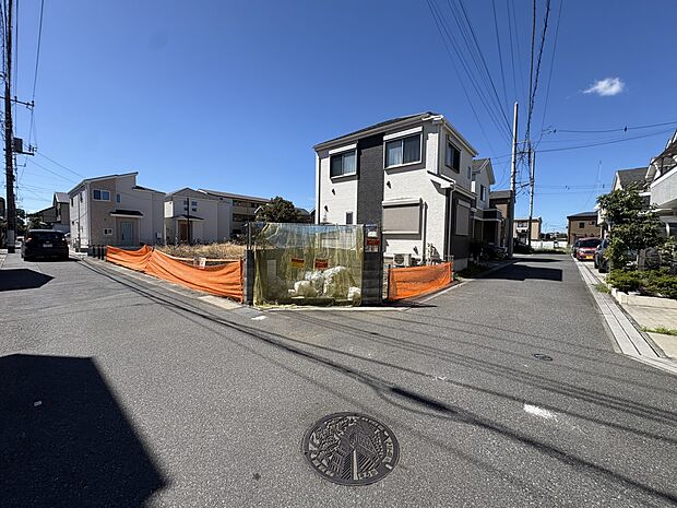 【前面道路】家の前をまっすぐの通りが走っている。クルマは少なく、人々は毎朝、ウォーキング、ジョギング、犬の散歩など、フリーな朝時間を過ごしている。