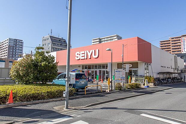 スーパー 1000m 西友草加店(全国展開の強さをもっています。東京都を拠点として全国展開するスーパーマーケットチェーンです。家族の味方を自負し、食料品、衣料品、住居用品などを時代のニーズに…