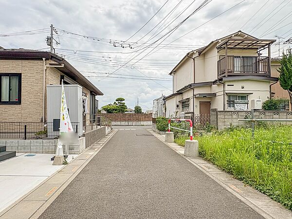 【前面道路4ｍ】車の通行が少ないので、静かな住環境を維持することができます。
