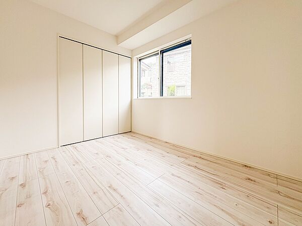 【居室4.8帖】独立性を高めたお部屋。たっぷりの収納も配備しており、片付いた空間を実現出来そう。陽光も降り注ぐ明るく開放的な空間が魅力的。