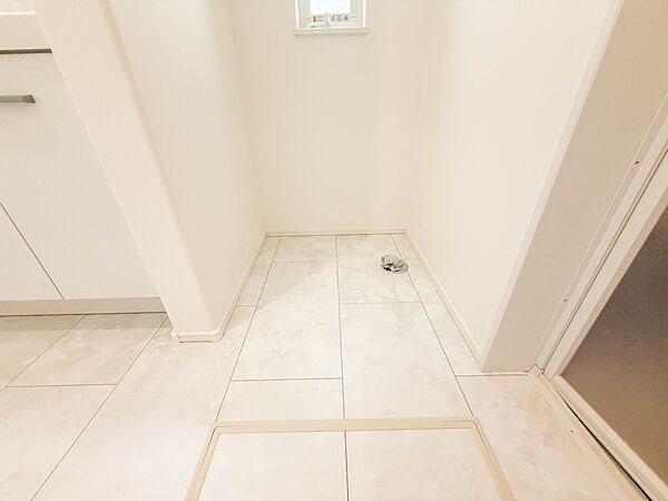 【ランドリースペース】毎日使う洗濯機。しっかりと奥行きのある置き場が確保されています。