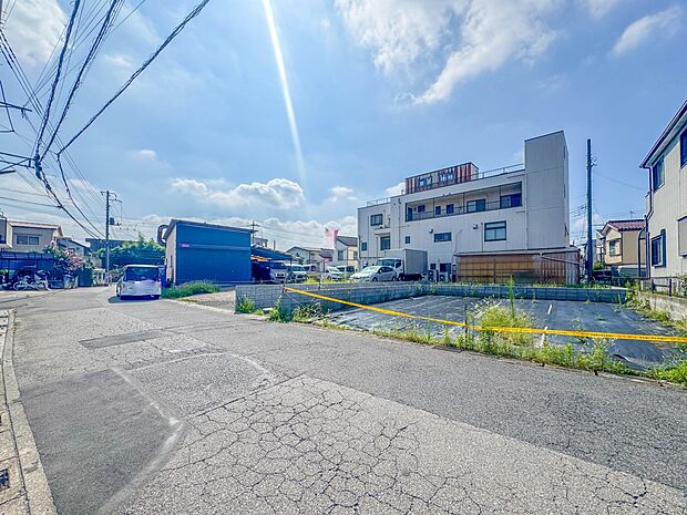 【前面道路6M】家の前をまっすぐの通りが走っている。クルマは少なく、人々は毎朝、ウォーキング、ジョギング、犬の散歩など、フリーな朝時間を過ごしている。