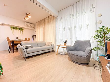 【Living room-リビング-】美しいインテリアが引き立つ、洗練と温もりのリビング。
