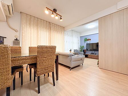 【Living room-リビング-】アウトフレームで柱を外に出し、部屋の四隅まですっきりとした間取り。空間の隅々まで使う贅沢。