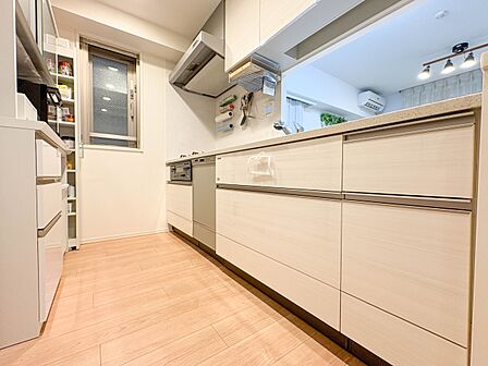【カウンターキッチン-Kitchen-】リビングにいるお子様と会話をしながら家事ができるカウンターキッチン。いま手があいているか、忙しそうなのか相手の様子を伺いながらコミュニケーションをとる…