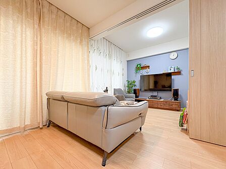 【Living room-リビング-】アウトフレームで柱を外に出し、部屋の四隅まですっきりとした間取り。空間の隅々まで使う贅沢。