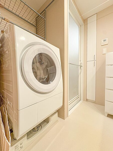 【Laundry space-ランドリースペース-】毎日使う洗濯機。しっかりと奥行きのある置き場が確保されています。