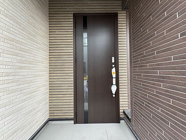 【玄関】 玄関はおうちの顔と言われます。収納力豊富なシューズボックスでスッキリとした素敵な玄関でお客様をお迎えしてください。