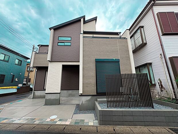 【現地外観】陽当りや通風性など各所に施された工夫で住みやすさを実現。部屋の大きさや周辺環境・街並など、資料には掲載していない情報が現地にはたくさんございます。是非ご確認下さい。※青空はイメー…