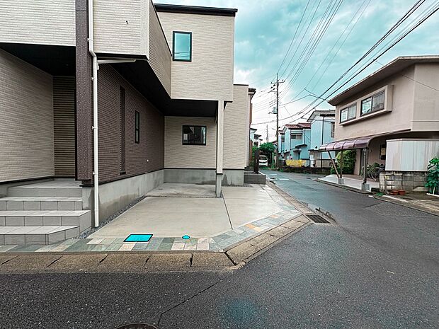 【駐車場】毎日の生活にマイカーが必須という方は、購入を検討する際、駐車場があることは大事な条件です。毎日の通勤や家族の送迎、買い物やお出かけなどクルマのある暮らしを満喫したい方は要チェック。…