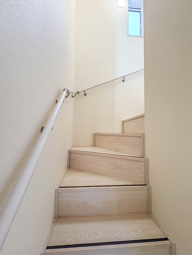 【手すり付階段】手すりがないと階段の昇り降りで危険なことはもちろん、壁に手をつきながら歩くことで壁紙が汚れやすくなります。すべての方に快適に昇り降りしていただくため、手すりを設置しました。