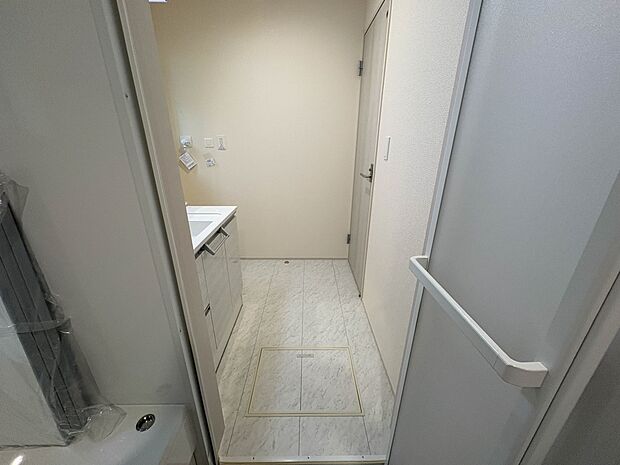 【脱衣場】脱衣所、洗面所は小さなプライベートスペース。歯磨き、洗顔と毎日施す個人空間。換気も設置して、熱気などを開放して、爽やかなスペースになるように設計されています。