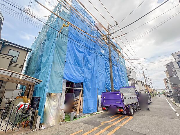 1号棟【前面道路6ｍ】家の前をまっすぐの通りが走っている。クルマは少なく、人々は毎朝、ウォーキング、ジョギング、犬の散歩など、フリーな朝時間を過ごしている。