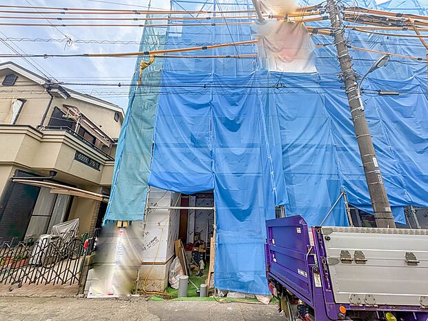 1号棟【外観】堂々たる趣ながら、主張し過ぎずどこか余裕を感じさせるシャープなフォルムで佇む邸宅は、晴天の空と照らし合わせる事で、本来あるべき完成形の姿を見せてくれます。