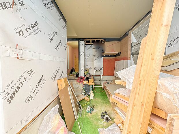 1号棟【駐車場】毎日の生活にマイカーが必須という方は、購入を検討する際、駐車場があることは大事な条件です。毎日の通勤や家族の送迎、買い物やお出かけなどクルマのある暮らしを満喫したい方は要チェ…