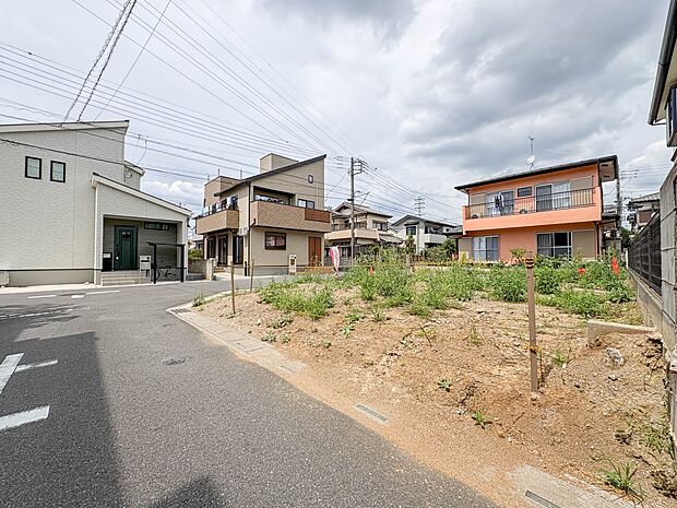 【前面道路6m】車の通行が少ないので、静かな住環境を維持することができます。