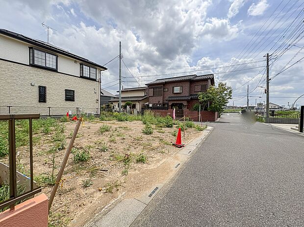 【前面道路6m】家の前をまっすぐの通りが走っている。クルマは少なく、人々は毎朝、ウォーキング、ジョギング、犬の散歩など、フリーな朝時間を過ごしている。