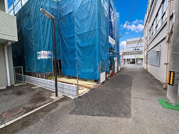 【前面道路4m】家の前をまっすぐの通りが走っている。クルマは少なく、人々は毎朝、ウォーキング、ジョギング、犬の散歩など、フリーな朝時間を過ごしている。