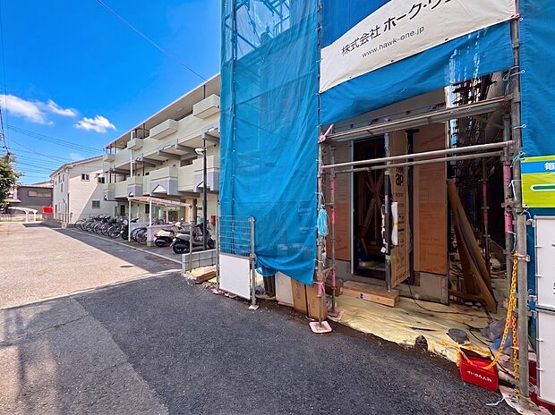 【前面道路4m】家の前をまっすぐの通りが走っている。クルマは少なく、人々は毎朝、ウォーキング、ジョギング、犬の散歩など、フリーな朝時間を過ごしている。